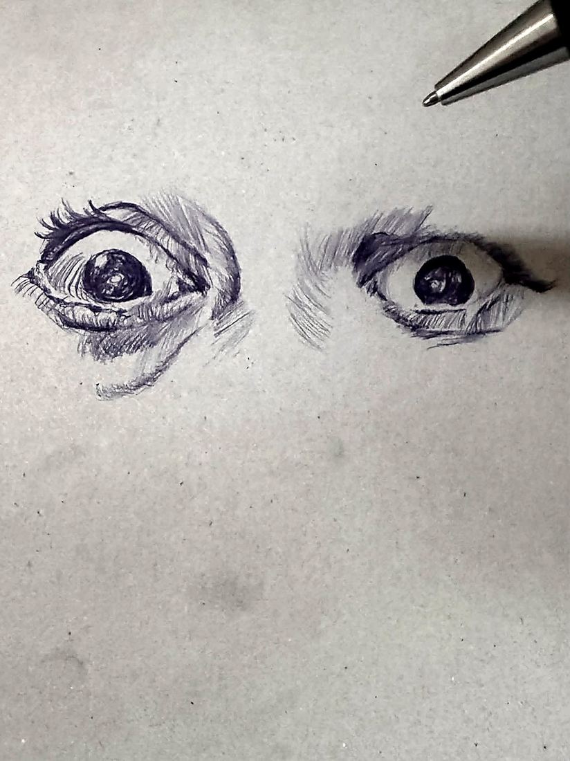 Papel gris. Solo los dos ojos, separados uno del otro, cada uno con su ceja y sus pestanas. En la esquina de arriba asoma la punta del boligrafo.