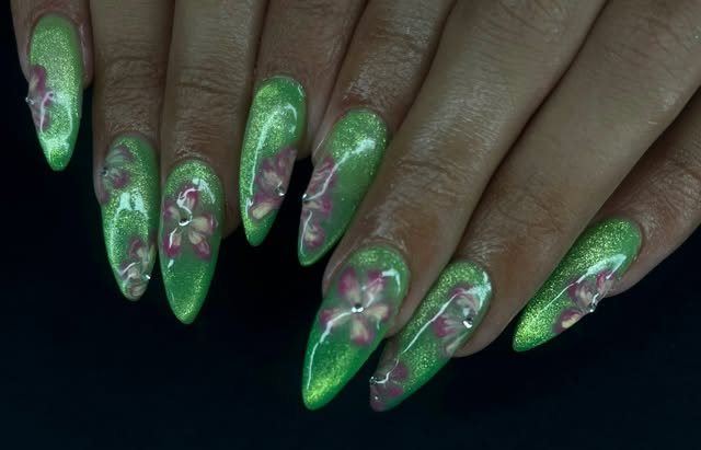 Coleccion Jade. Verde intenso con brillo metalico, y encima flores rosas y lilas pintadas a mano en cada una.