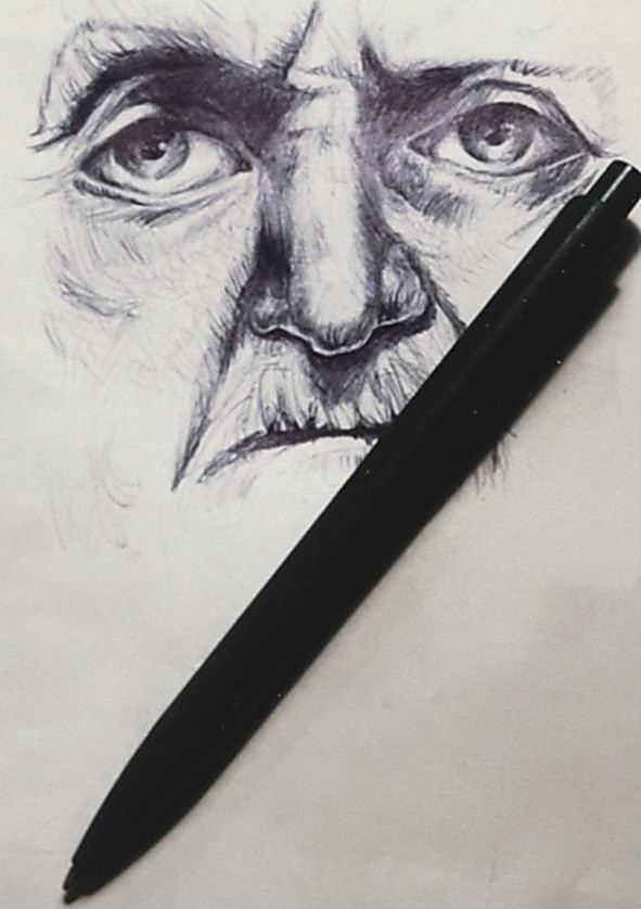 Boligrafo azul sobre papel blanco. Un rostro de frente, de persona mayor, con las arrugas de los ojos y la boca resueltas a trazo cruzado. Encima del papel descansa el boligrafo negro con el que esta hecho.