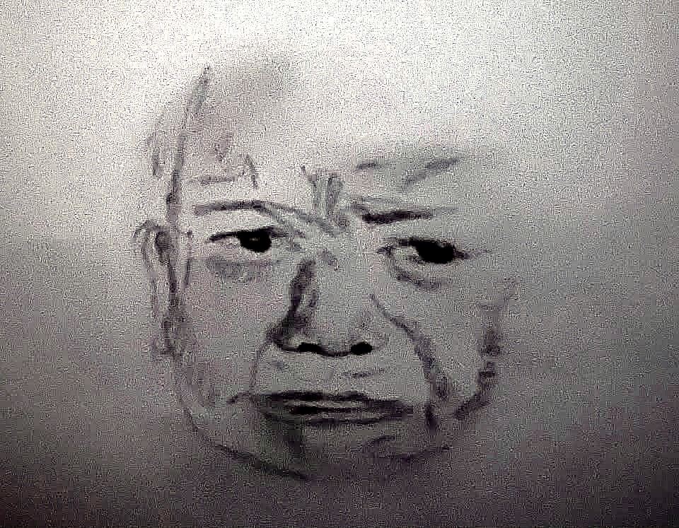 Boligrafo muy suave sobre papel gris, casi desvanecido. El rostro de un hombre mayor apenas insinuado, como si estuviera apareciendo o borrandose.
