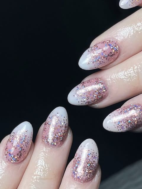 Coleccion Escarcha. Francesa blanca con el cuerpo de la una cubierto de purpurina densa en rosa y plata, como azucar.